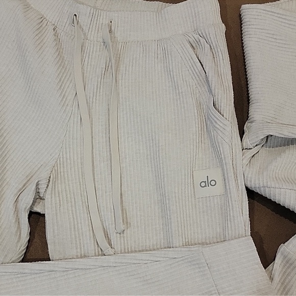 Alo Yoga Muse set size MEDIUM - Picture 2 of 5